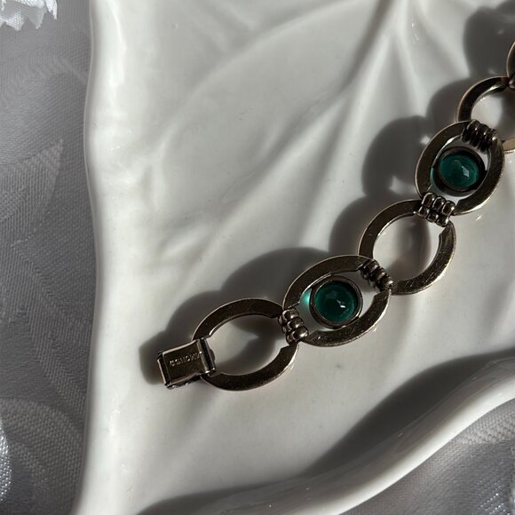 VINTAGE SIMMONS FAUX EMERALD CRYSTAL LINK BRACELET - Picture 4 of 8